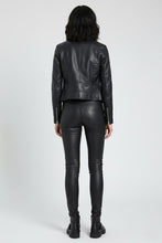 Laden Sie das Bild in den Galerie-Viewer, Damen Schwarze Echtleder Motorradhose – Slim Fit Biker Stil