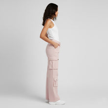 Laden Sie das Bild in den Galerie-Viewer, Damen Cargo-Lederhose in Rosenrosa – Weite Utility-Hose aus Echtleder