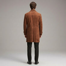 Laden Sie das Bild in den Galerie-Viewer, Herren Vintage Wildleder-Trenchcoat in Braun – Klassischer Langmantel mit Knopfleiste