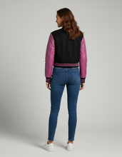 Laden Sie das Bild in den Galerie-Viewer, Damen Varsity-Jacke Schwarz & Pink – Bomberjacke mit Druckknöpfen