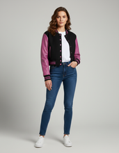 Laden Sie das Bild in den Galerie-Viewer, Damen Varsity-Jacke Schwarz & Pink – Bomberjacke mit Druckknöpfen
