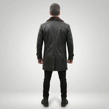 Laden Sie das Bild in den Galerie-Viewer, Men’s Shearling Lined Black Leather Trench Coat – Luxury Winter Overcoat