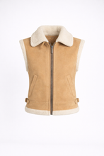 Load image into Gallery viewer, Women's Camel Suede Cropped Shearling Vest