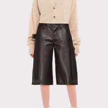 Laden Sie das Bild in den Galerie-Viewer, "Schwarze Cropped-Lederhose mit mittelhohem Bund"