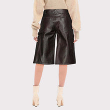 Laden Sie das Bild in den Galerie-Viewer, "Schwarze Cropped-Lederhose mit mittelhohem Bund"