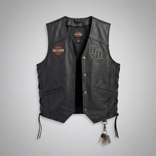 Laden Sie das Bild in den Galerie-Viewer, Herren Harley-Style Bikerweste aus echtem Leder – Club Cut mit Druckknöpfen