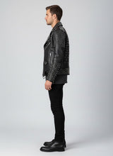 Laden Sie das Bild in den Galerie-Viewer, Herren Schwarze Leder-Bikerjacke mit Nieten – Original Motorradjacke mit silbernen Nieten