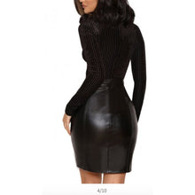 Laden Sie das Bild in den Galerie-Viewer, Stylish Genuine Lambskin Black Leather Short Mini Skirt for Women Leather Outlet
