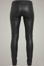 Laden Sie das Bild in den Galerie-Viewer, Damen Schwarze Echtleder Motorradhose – Slim Fit Biker Stil
