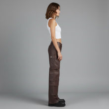 Laden Sie das Bild in den Galerie-Viewer, Damen Cargohose aus braunem Leder – Weite Utility-Hose aus Echtleder
