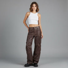 Laden Sie das Bild in den Galerie-Viewer, Damen Cargohose aus braunem Leder – Weite Utility-Hose aus Echtleder
