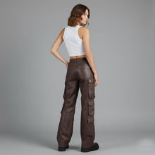 Laden Sie das Bild in den Galerie-Viewer, Damen Cargohose aus braunem Leder – Weite Utility-Hose aus Echtleder
