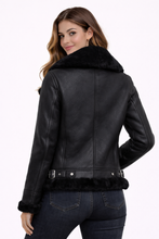 Laden Sie das Bild in den Galerie-Viewer, Damen Moya V schwarze Shearling Aviator Moto Jacke
