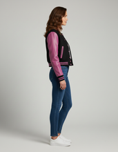Laden Sie das Bild in den Galerie-Viewer, Damen Varsity-Jacke Schwarz &amp; Pink – Bomberjacke mit Druckknöpfen
