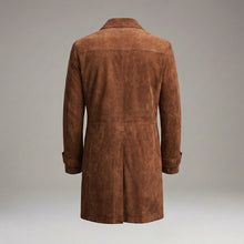Laden Sie das Bild in den Galerie-Viewer, Herren Vintage Wildleder-Trenchcoat in Braun – Klassischer Langmantel mit Knopfleiste
