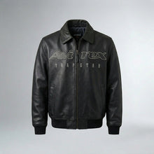 Laden Sie das Bild in den Galerie-Viewer, Herren Street Collaboration Leder Bomberjacke – Avirex Trap Style Edition
