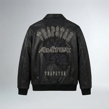 Laden Sie das Bild in den Galerie-Viewer, Herren Street Collaboration Leder Bomberjacke – Avirex Trap Style Edition
