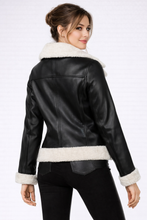 Laden Sie das Bild in den Galerie-Viewer, Women's Black Leather Shearling Jacket
