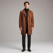 Laden Sie das Bild in den Galerie-Viewer, Herren Vintage Wildleder-Trenchcoat in Braun – Klassischer Langmantel mit Knopfleiste
