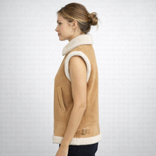 Laden Sie das Bild in den Galerie-Viewer, Women's Camel Suede Cropped Shearling Vest
