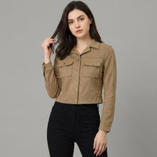 Laden Sie das Bild in den Galerie-Viewer, Women's Cropped Tan Suede Jacket

