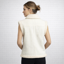 Laden Sie das Bild in den Galerie-Viewer, Women's White Teddy Shearling Vest
