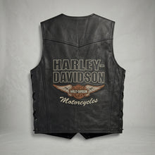 Laden Sie das Bild in den Galerie-Viewer, Herren Harley-Style Bikerweste aus echtem Leder – Club Cut mit Druckknöpfen
