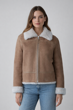 Laden Sie das Bild in den Galerie-Viewer, Women's Classic Leather Shearling Jacket
