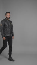 Laden und Abspielen von Videos im Galerie-Viewer, Vintage Harley-Stil Leder-Motorradjacke für Herren – Jubiläumsgrafik-Edition
