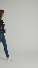 Laden und Abspielen von Videos im Galerie-Viewer, Damen Varsity-Jacke Schwarz &amp; Pink – Bomberjacke mit Druckknöpfen
