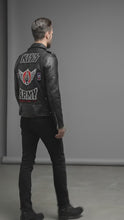 Laden und Abspielen von Videos im Galerie-Viewer, Herren Rock Fan Leder Motorradjacke – Geflügelter Bestickter Patch Biker Stil
