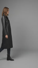 Laden und Abspielen von Videos im Galerie-Viewer, Damen Schwarzer Echtleder-Mantel – Klassischer eleganter Trenchcoat
