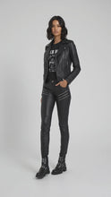 Laden und Abspielen von Videos im Galerie-Viewer, Damen Schwarze Echtleder Motorradhose – Slim Fit Biker Stil
