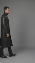 Laden und Abspielen von Videos im Galerie-Viewer, Herren-Duster-Lederjacke von Deux in Schwarz – Klassischer langer Western-Mantel
