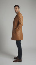 Laden und Abspielen von Videos im Galerie-Viewer, Herren-Leder-Car Coat in Kamelbraun – Klassische, lange Fahrerjacke
