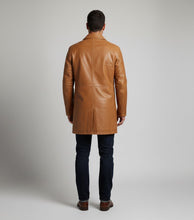 Laden Sie das Bild in den Galerie-Viewer, Herren-Leder-Car Coat in Kamelbraun – Klassische, lange Fahrerjacke
