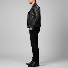 Laden Sie das Bild in den Galerie-Viewer, Signature Obsidian Skull Bikerjacke aus Leder – Handbesetzter Motorrad-Stil
